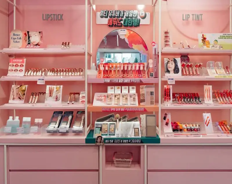 ONI Display Marbled Acrylic Cabinets Trimmed in Rose Gold, Highlighting Chic Cosmetics Arrangements