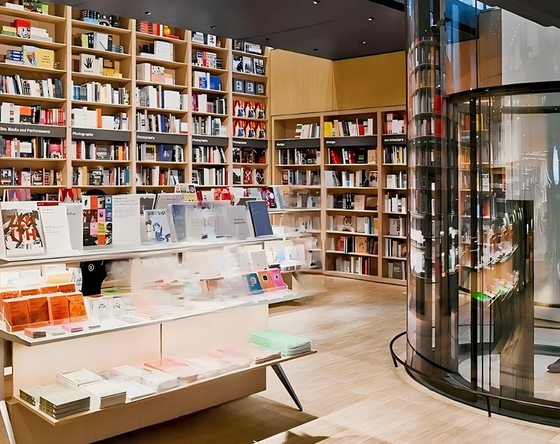 ONI-Shopfitting Contemporary Bookshelf Display with Floating Shelves and Gridwall Integration in Wood Finish