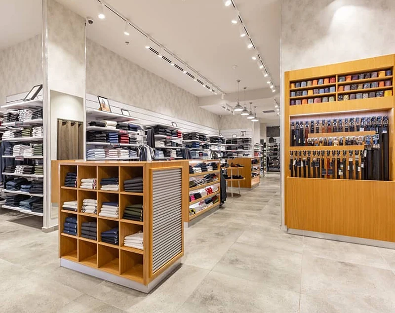 ONI-Shopfitting Minimalist Menswear Haven: Clothing Store Display Wall & Sleek Fixtures