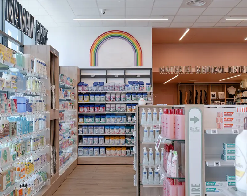 ONI Display Interior de una Farmacia Moderna con Estanterías de Madera Clara y Detalles Luminosos