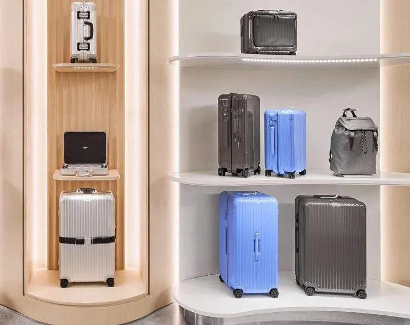 ONI Shopfitting Curved Shelf Display for Bag and Luggage Store with Modern Elegance