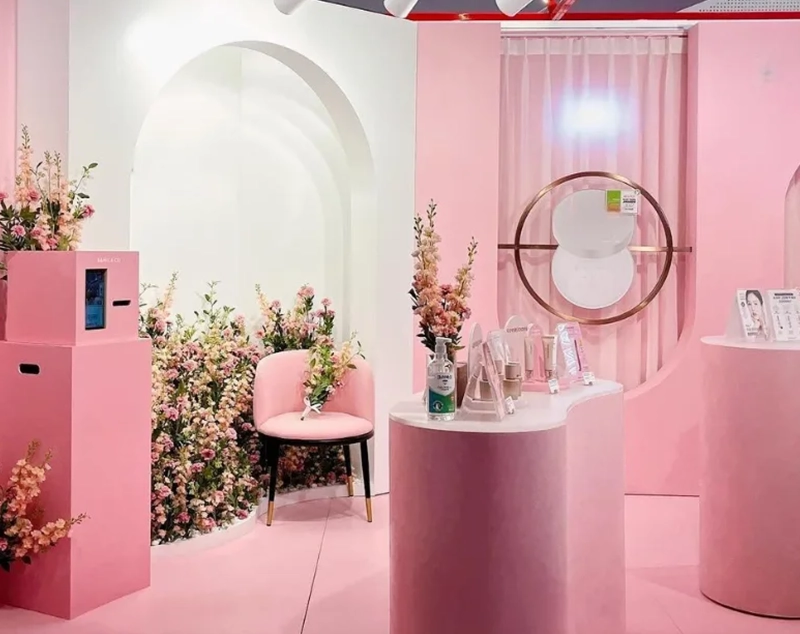 ONI-Shopfitting Pink - Themed Cosmetic Shop: Creative Cosmetic Shop Display & Counter Design
