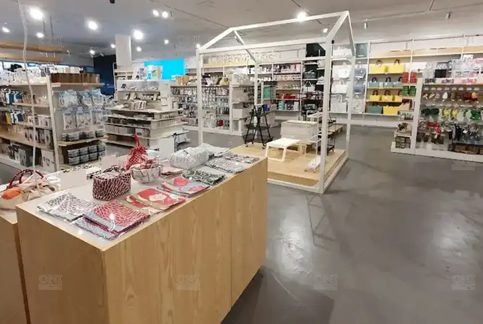luxury retail display fixtures